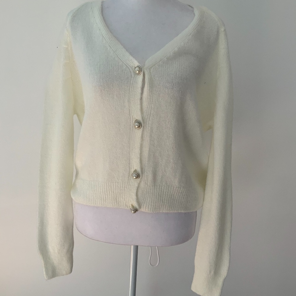 GB white sweater with pearls buttons size M